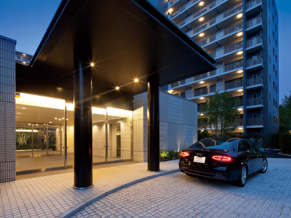 Shared facilities.  [Also useful canopy during the rainy weather is impressive porte-cochere] Before the entrance of the site west, It has established the driveway of the hotel-like specification. Subjected to the paving of natural stone, Separating the sidewalk and the roadway. Rich green celebrates gently guest around. Drop off and pick up luggage loading and unloading and family can be done comfortably, even on a rainy day under the canopy. (entrance ・ Driveway)