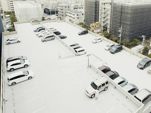 Shared facilities.  [Self-propelled on site ・ Flat 置駐 car park the all houses worth prepared] 350 cars on site (seven for visitors to other ・ It was to ensure the parking space of an electric one car charging space). Because the self-propelled and flat., At least limit of size, Unlike the mechanical also unnecessary waiting time and troublesome operation at the time of use. It is smooth when you go out. In addition to the parking lot entrance of the chain gate, The elevator in the parking lot building, Such as further comprising a charging equipment for electric vehicles, Also with consideration to the security and comfort.  ※ As the situation of the parking is easy to understand it has been drawn in an omitting the residential building, etc. (2013.2 shooting)