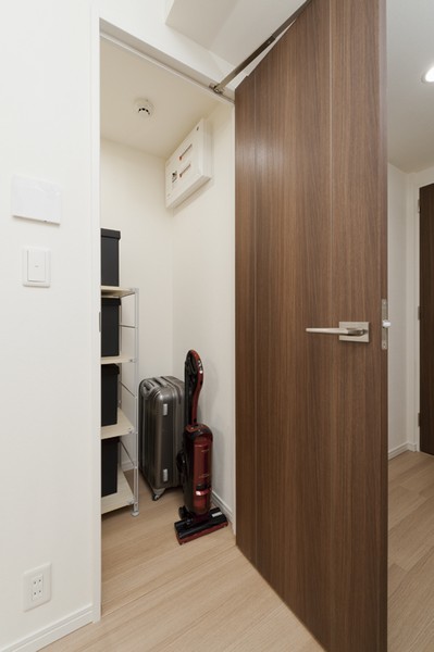 Closet that can be refreshing accommodating those difficult housed in a room such as a vacuum cleaner. It is a space that you can experience the convenience and some