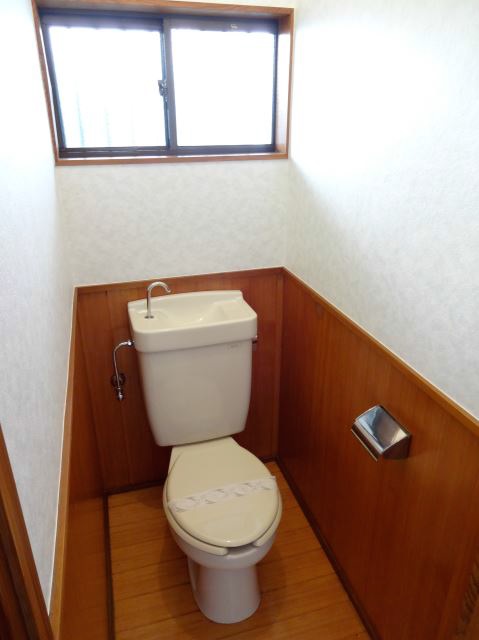 Toilet. Window there of bathroom ventilation good ◎