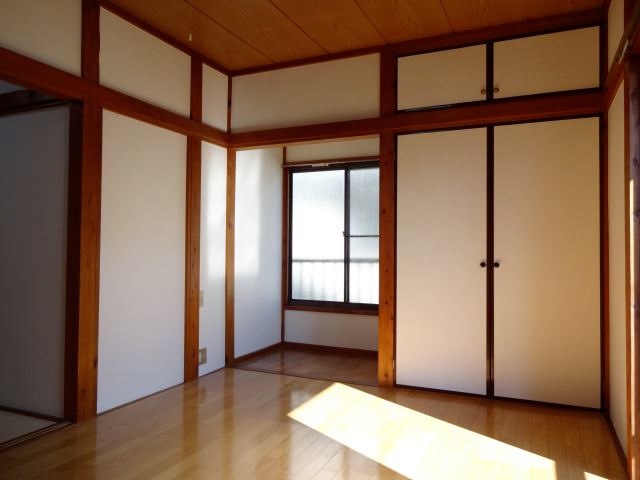 Living and room. There sunny ◎ also space for storage spacious plates!