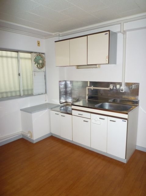 Kitchen. Two-burner stove can be installed. Since the city gas economic! 