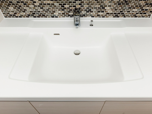 Bathing-wash room.  [Bowl integrated basin counter] Counter of artificial marble finish. It is the top plate and wash bowl of integrated. Design is also high, Care is also very smooth. The water faucet should, Hans ・ Adopted Grohe manufactured by single lever mixing faucet. Because the single-lever, You easily can adjust the amount of water and the water temperature with one hand.