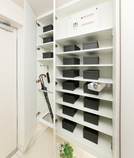 Receipt.  [Shoes closet] Not only shoes, It also can be stored items to be used around the front door.