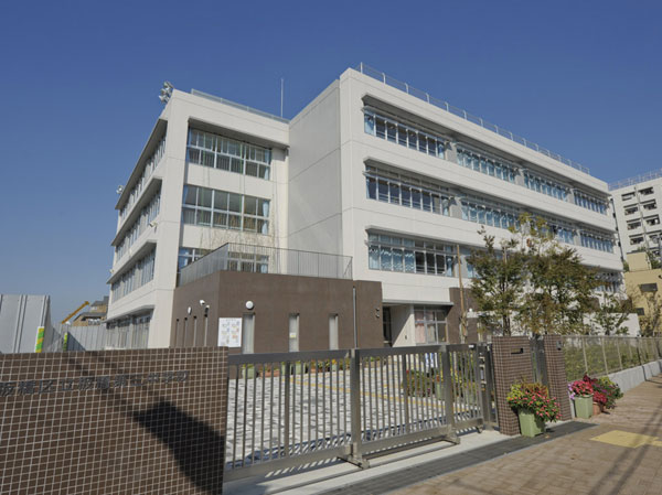 Surrounding environment. Municipal Itabashi third junior high school (about 160m ・ A 2-minute walk)
