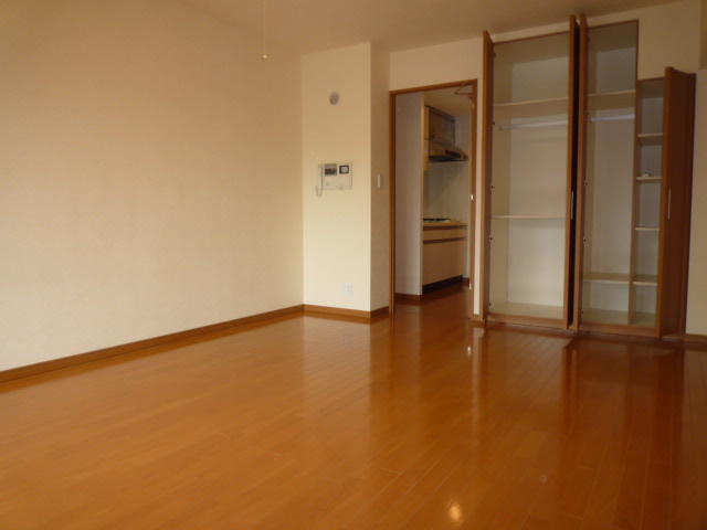Living and room. Spacious Western-style ・ Storage is also substantial