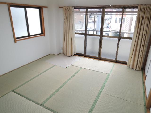 Living and room. Facing south ・ Sunny