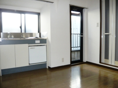 Living and room. Super close to ・ Convenience store located convenient shopping! 