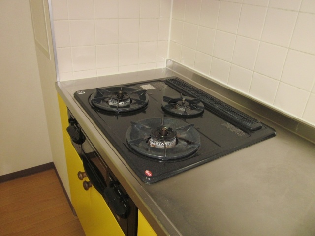 Kitchen. Three-necked gas stove