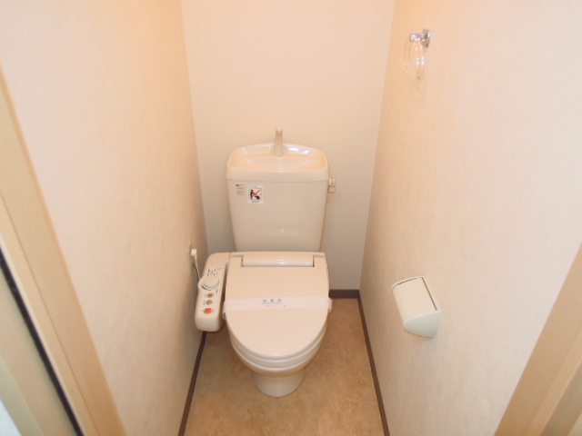 Toilet. With Washlet (see photo)