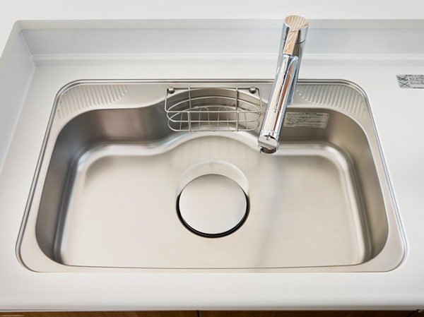 Kitchen.  [Quiet wide sink] Kitchen sink adopts sink effortlessly washable large size is also a big wok in the silent type.