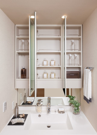 Bathing-wash room.  [Three-sided mirror housing] Standard equipped with a three-sided mirror in the bathroom vanity. On the back side it was provided with a convenient large storage space for storage of cosmetics and vanity.