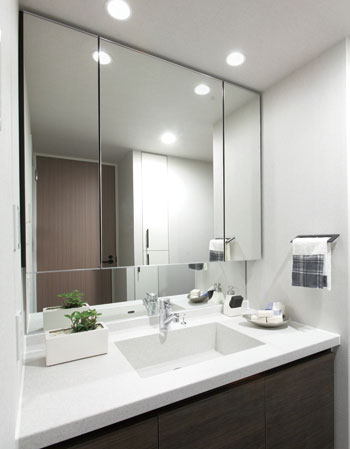 Bathing-wash room.  [Powder Room] It combines beauty and functionality, Powder room which adopted the care is also easy to artificial marble counter of the integrated. Also offers a variety of storage space, such as a convenient linen warehouse storage of small items and towels.
