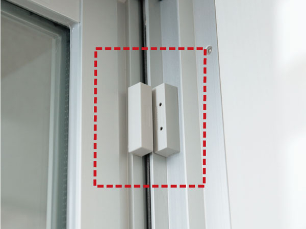 Security.  [Security magnet sensor] The windows and the entrance door of the dwelling unit, Set up a crime prevention magnet sensor to inform the suspicious person of intrusion. If it goes wrong, Hear the alarm sound from the intercom, Alarm display is on the LCD screen, It tells you quickly abnormal. Even at the time of night and long-term absence, On behalf of the residents to protect the safety of the residence. (Except for the surface gridded windows and FIX window)
