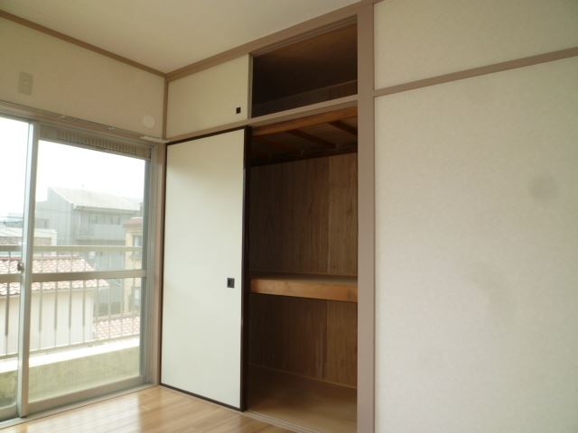 Living and room. Storage enters plenty!