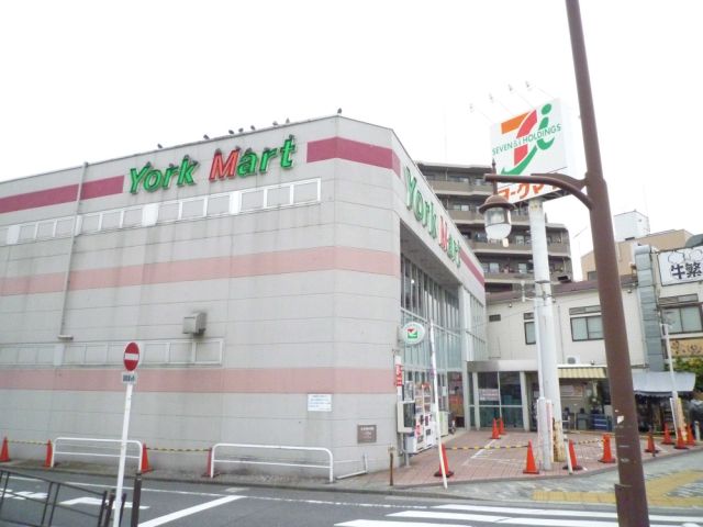 Shopping centre. York Mart until the (shopping center) 220m