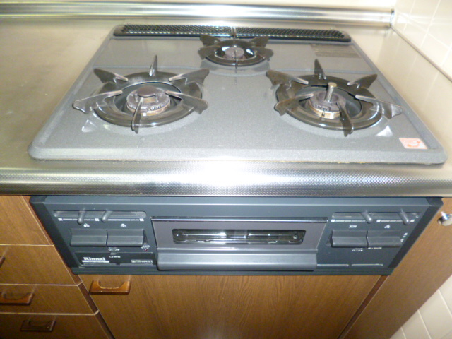 Kitchen. 3-burner stove