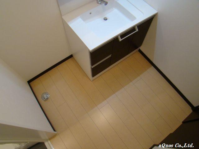 Wash basin, toilet. Indoor (12 May 2013) Shooting