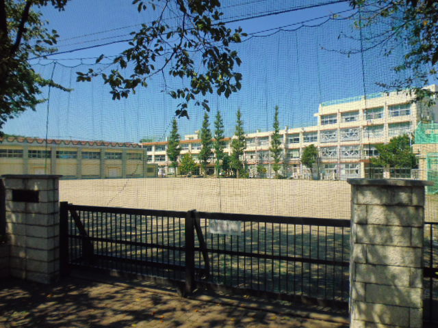 Junior high school. 422m to Nerima TatsuYutaka River junior high school (junior high school)