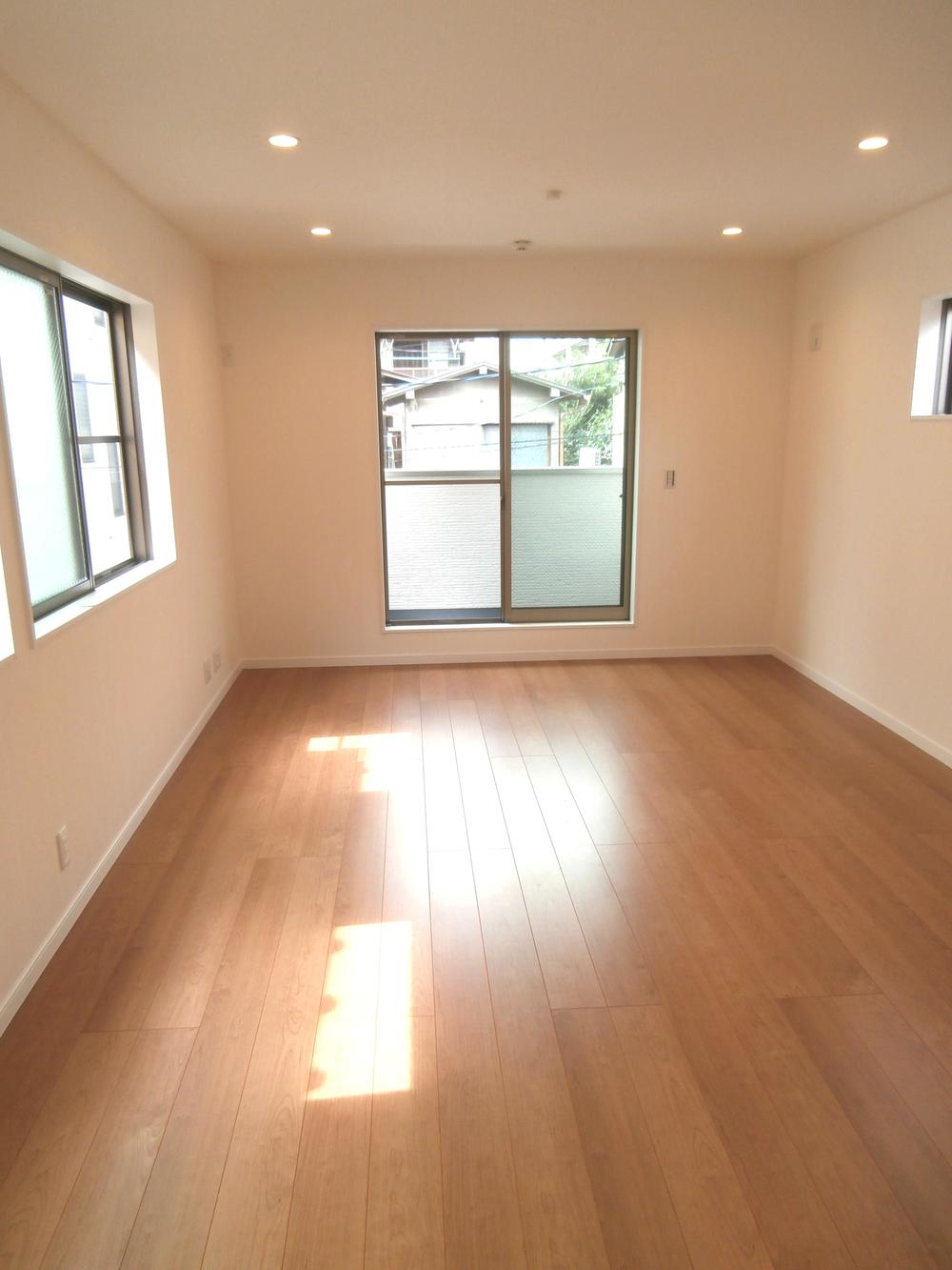 Living. Living Day good living. Floor heating is also standard equipment. Flooring is using the hard mirror surface flooring sticks WAX free and scratch.