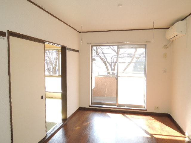 Other room space. Western-style rooms facing south