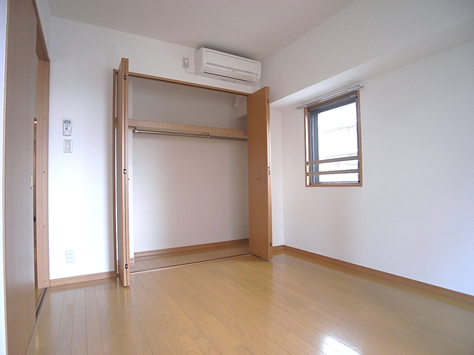 Living and room. Both Western-style with air conditioning ・ There closet