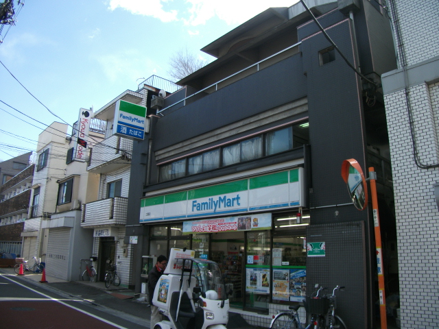 Convenience store. FamilyMart three kindergartens store up (convenience store) 219m