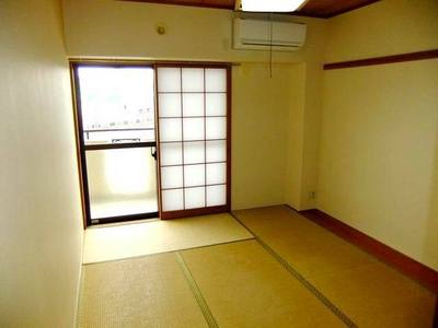 Living and room. Japanese-style room with a sliding door (with air conditioning)