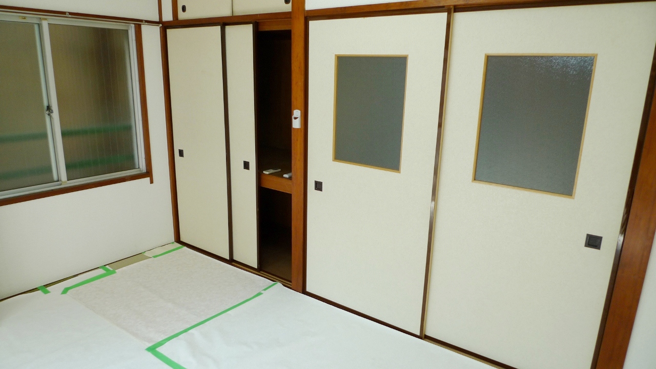 Living and room. Japanese-style room (laying the protective sheet)