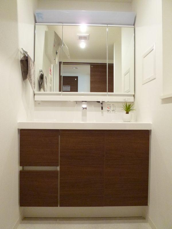 Wash basin, toilet. Good independent vanity mirror is of greater ease of use