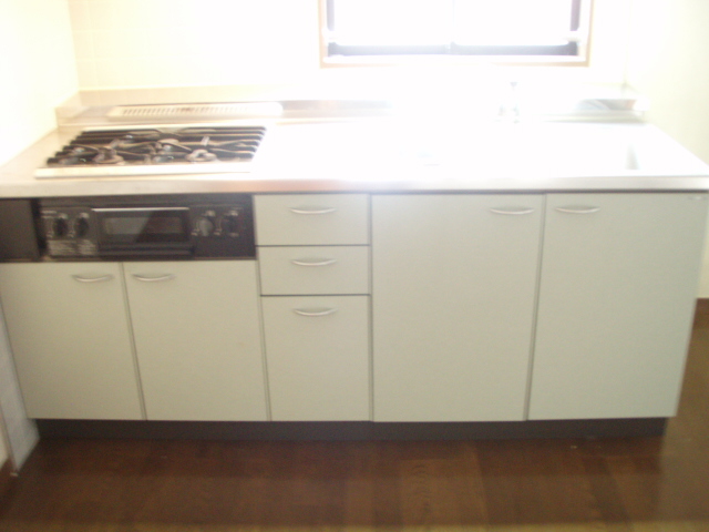 Kitchen. 3-neck with stove grill