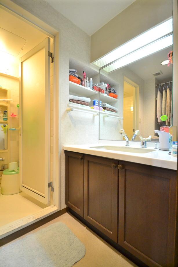 Wash basin, toilet. bathroom