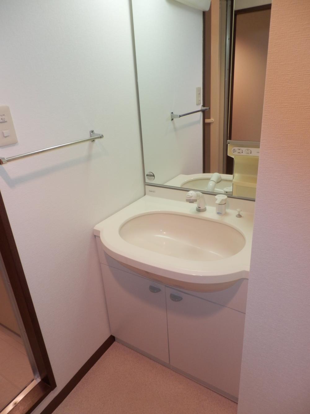 Wash basin, toilet. Indoor (10 May 2013) Shooting.