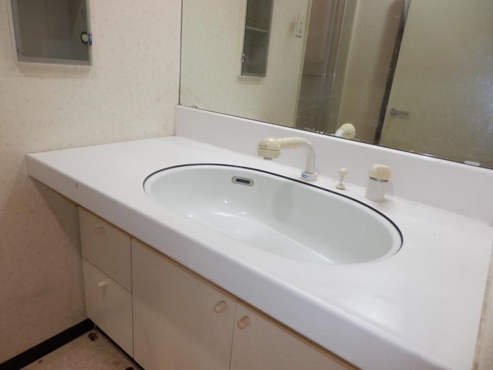 Wash basin, toilet. Indoor (11 May 2013) shooting.