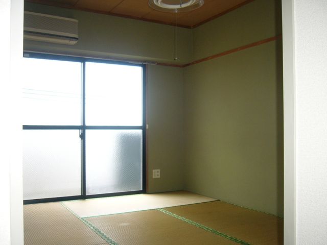 Kitchen. Is a Japanese-style room. 