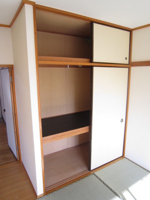 Receipt. With upper closet ・ Large storage space