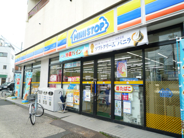 Convenience store. MINISTOP up (convenience store) 480m