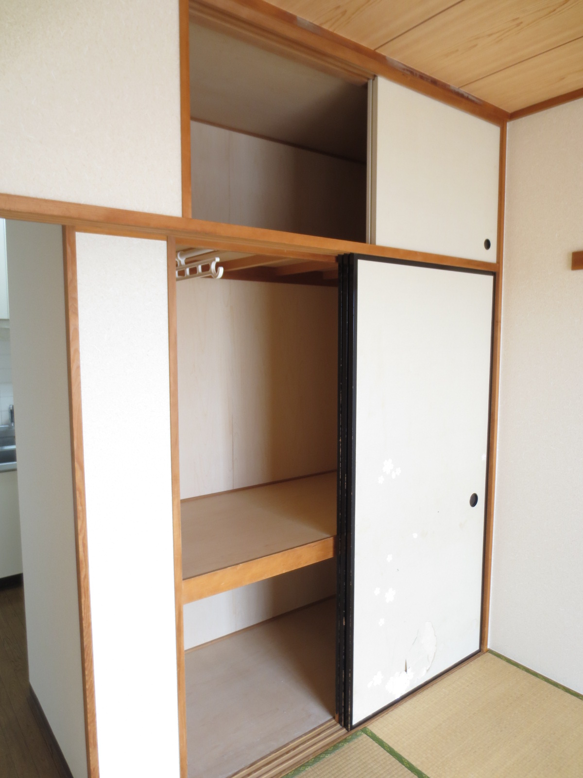 Receipt. Japanese-style storage (with upper closet)