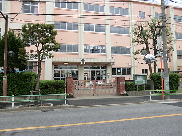 Junior high school. 900m until Avenue junior high school (junior high school)