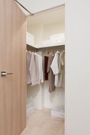 Receipt.  [Walk-in closet] Walk-in closet that can confirm the stored items at a glance is, Large-scale storage with the size of the room. In addition to the storage of a number of clothing, Drawer to feet and chest, You can put even shoe box.  ※ Western-style (1) only (same specifications)