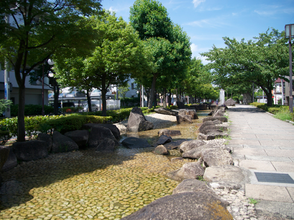 Surrounding environment. Towing river water park (about 500m ・ 7-minute walk)