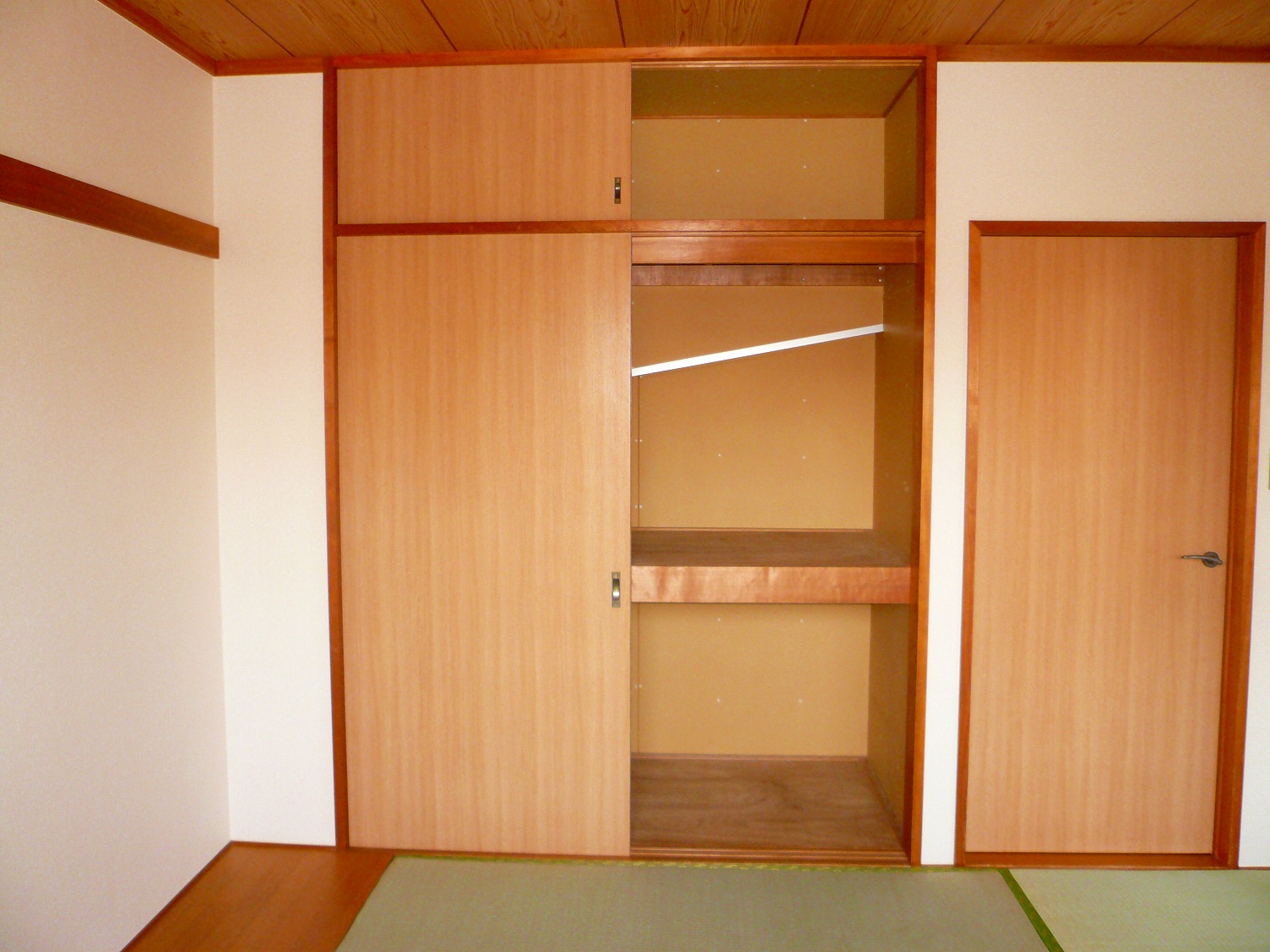 Receipt. Closet of Japanese-style room Enter a lot in the upper closet with