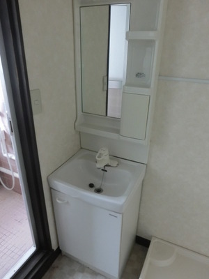 Washroom. Equipped with independent washbasin