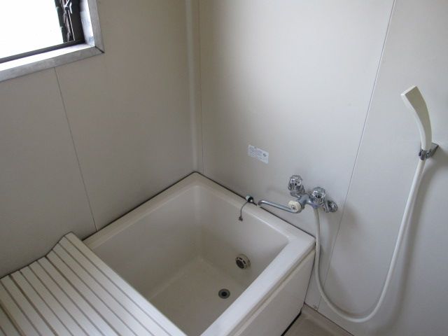 Bath. Bathroom, which is also ventilation of the window, It is a relaxing bath happy.