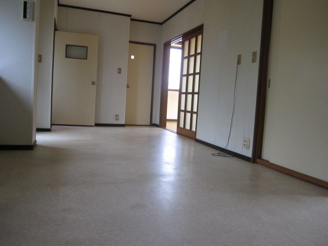 Living and room. Spacious LDK is, Dishes also lively conversations also dining space.