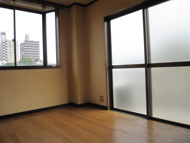 Living and room. bay window ・ Veranda ・ With storage of the Western-style, Arrange easy to point.