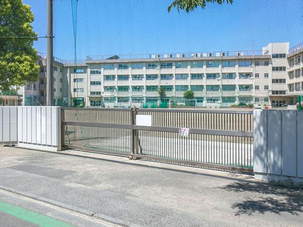 Junior high school. 630m to Katsushika Ward Shinjuku Junior High School