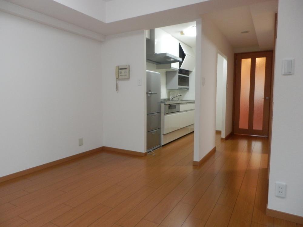 Living. Indoor (10 May 2013) Shooting. Kitchen from the living room.