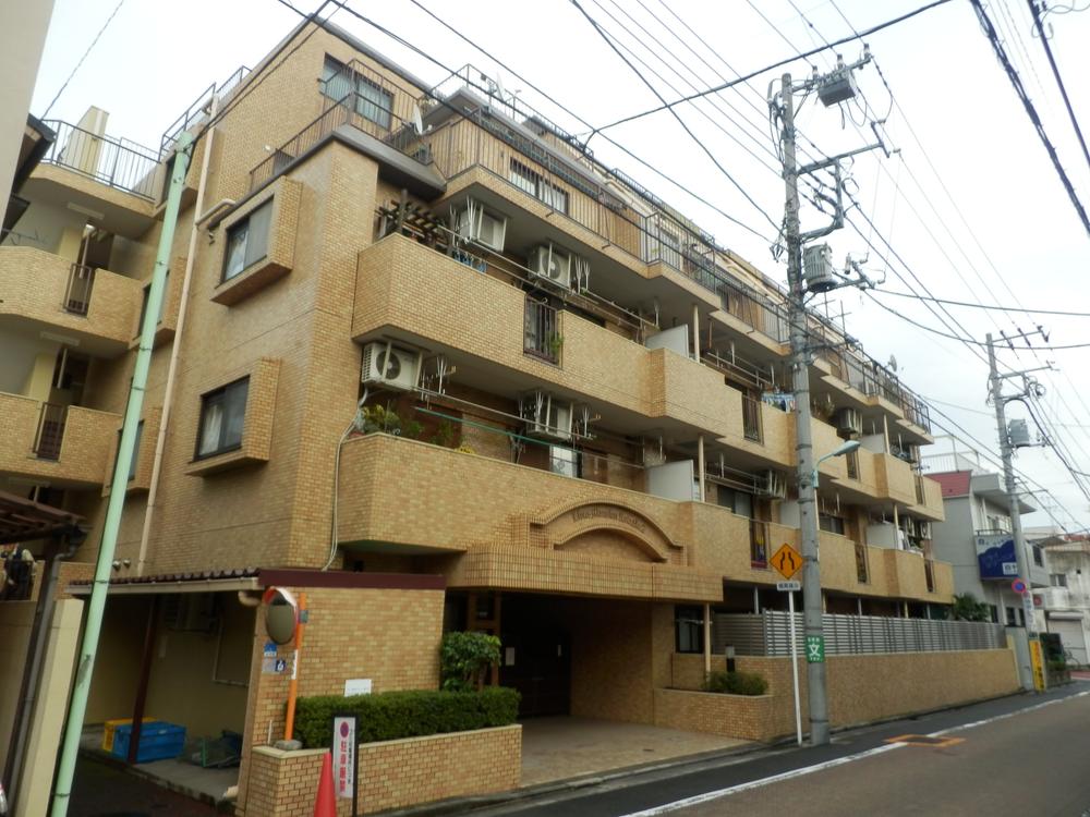 Local appearance photo. Local (10 May 2013) Shooting. It is the Lions apartment of a quiet residential area.