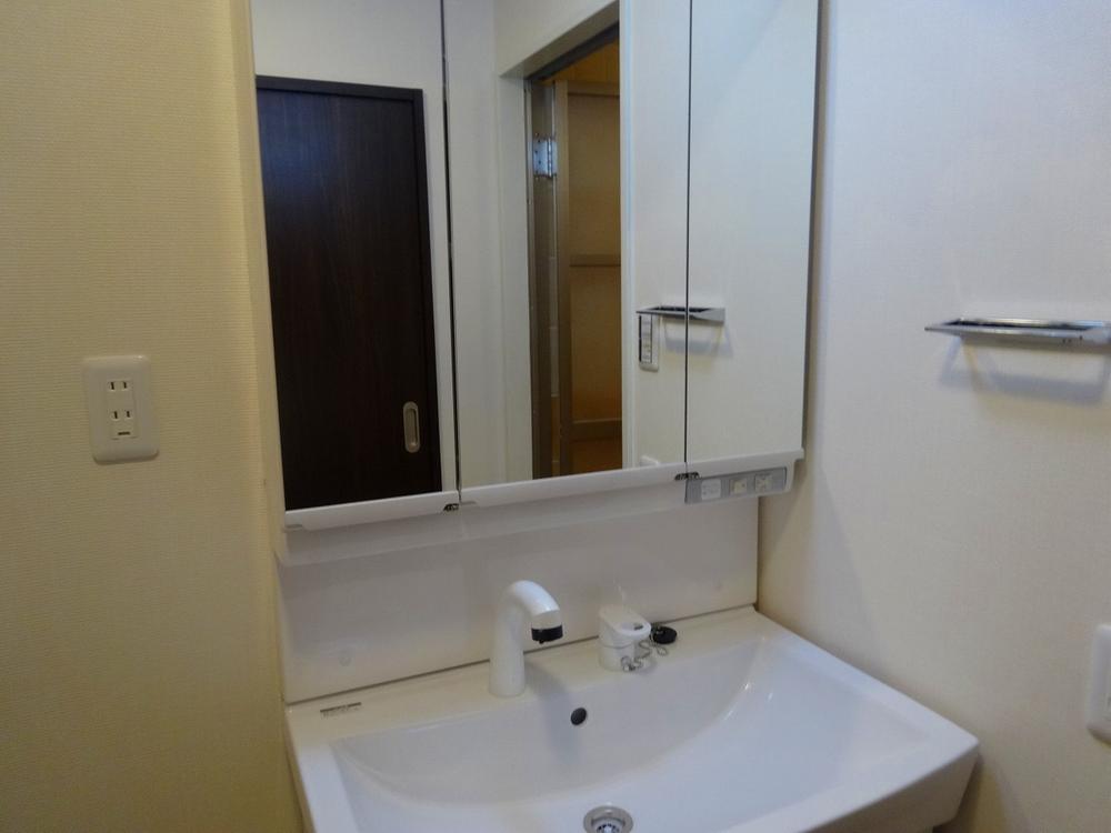 Wash basin, toilet. Three-sided mirror is the amount of storage often